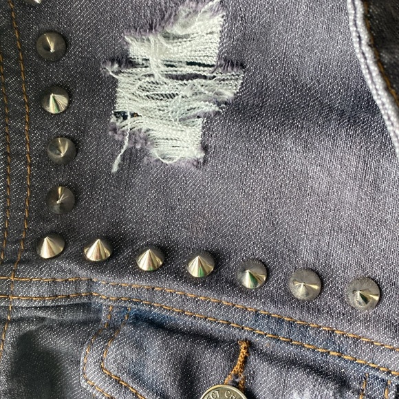 FABULOUS Hand Painted Upcycled Jean Jacket in Size Large. Distressed w/Studs. - Picture 12 of 12